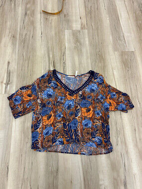 LUQ Boho V-neck floral design women’s top size M